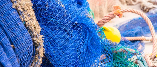 Equipamentos de pesca industrial Fishnets e linhas de pesca que se encontram em — Fotografia de Stock