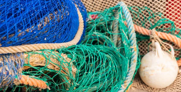 Equipamentos de pesca industrial Fishnets e linhas de pesca que se encontram em — Fotografia de Stock