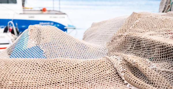 Equipamentos de pesca industrial Fishnets e linhas de pesca que se encontram em — Fotografia de Stock