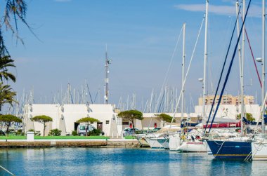 La Manga, İspanya - 4 Mart 2019 Marina Bay La M'de lüks tekneler