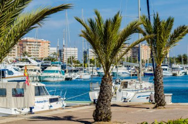 La Manga, İspanya - 4 Mart 2019 Marina Bay La M'de lüks tekneler