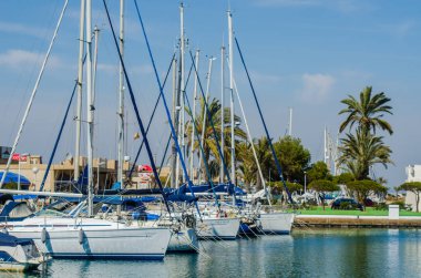 La Manga, İspanya - 4 Mart 2019 Marina Bay La M'de lüks tekneler