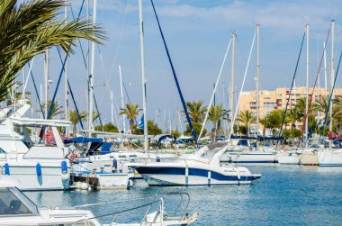 La Manga, İspanya - 4 Mart 2019 Marina Bay La M'de lüks tekneler