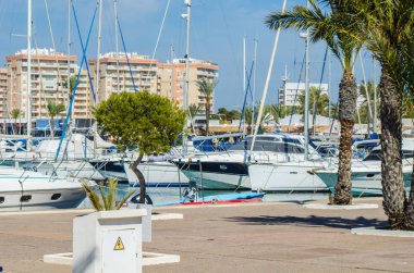 La Manga, İspanya - 4 Mart 2019 Marina Bay La M'de lüks tekneler