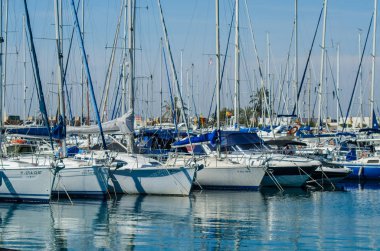 La Manga, İspanya - 4 Mart 2019 Marina Bay La M'de lüks tekneler