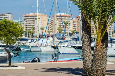 La Manga, İspanya - 4 Mart 2019 Marina Bay La M'de lüks tekneler