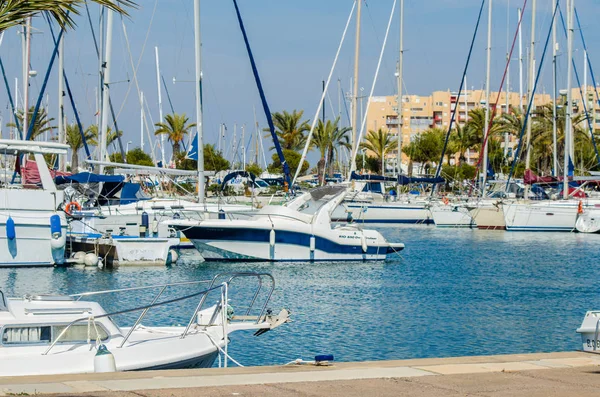 LA MANGA, SPAGNA - 4 MARZO 2019 Barche di lusso nella baia di marina La M — Foto Stock