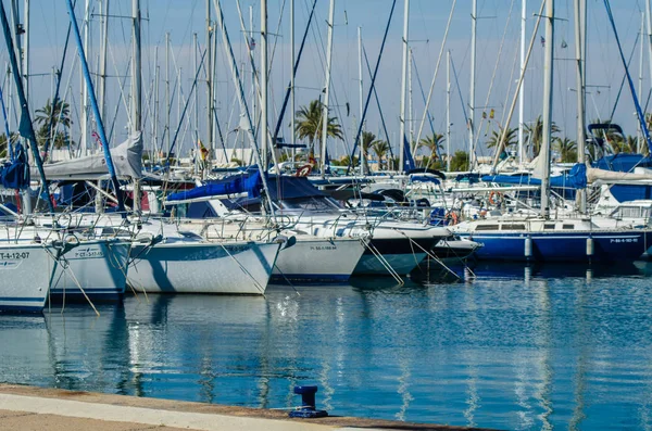 La Manga, Hiszpania-4 marca 2019 luksusowe łodzie w Marina Bay La M — Zdjęcie stockowe