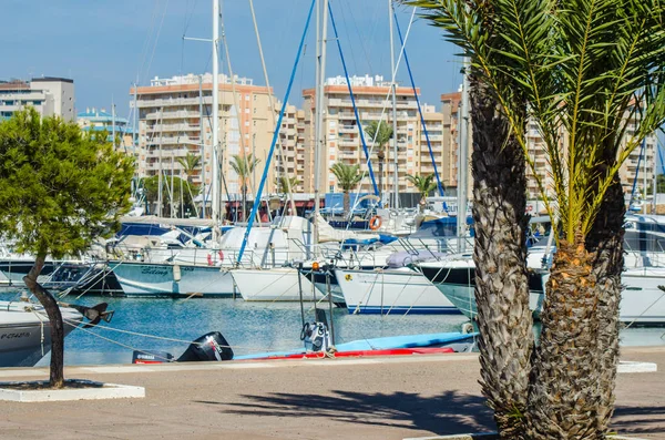 LA MANGA, SPAGNA - 4 MARZO 2019 Barche di lusso nella baia di marina La M — Foto Stock