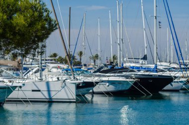 La Manga, İspanya - 4 Mart 2019 Marina Bay La M'de lüks tekneler