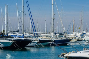 La Manga, İspanya - 4 Mart 2019 Marina Bay La M'de lüks tekneler