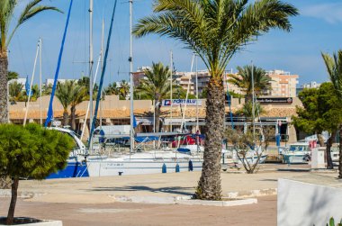 La Manga, İspanya - 4 Mart 2019 Marina Bay La M'de lüks tekneler