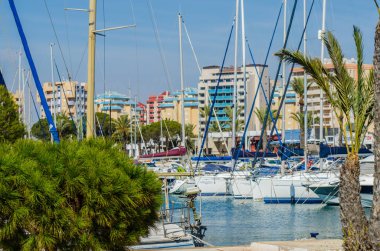 La Manga, İspanya - 4 Mart 2019 Marina Bay La M'de lüks tekneler