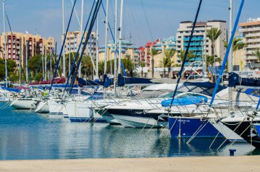 La Manga, İspanya - 4 Mart 2019 Marina Bay La M'de lüks tekneler