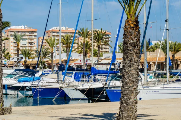 LA MANGA, SPAGNA - 4 MARZO 2019 Barche di lusso nella baia di marina La M — Foto Stock