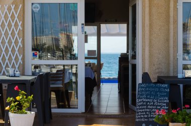 La Manga, İspanya - 4 Mart 2019 Restaurant in La Manga del Mar
