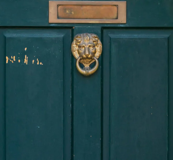 Παλιά letterbox στην πόρτα, παραδοσιακό τρόπο παροχής γράμματα — Φωτογραφία Αρχείου