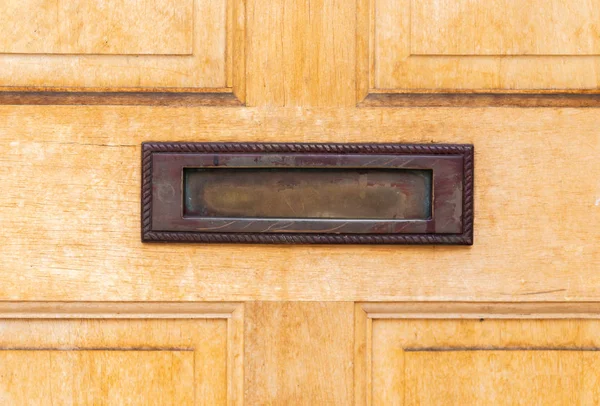 Old letterbox in the door, traditional way of delivering letters — Stock Photo, Image