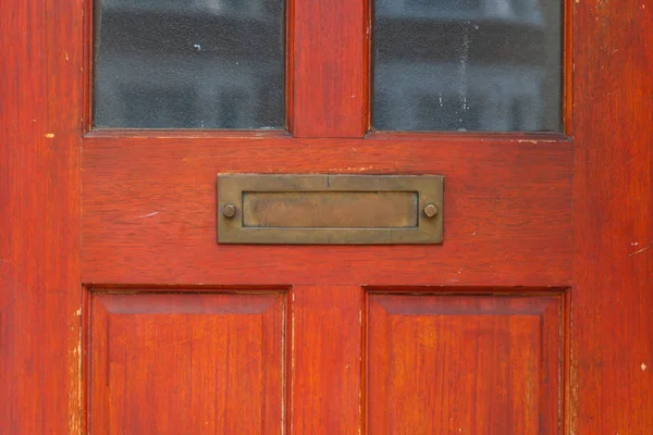 Alter Briefkasten in der Tür, traditionelle Briefzustellung — Stockfoto