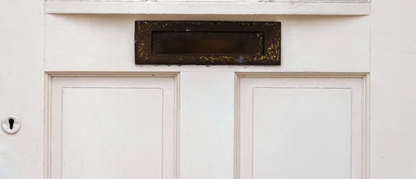 Стара поштова скринька в дверях, традиційний спосіб доставки листів — стокове фото