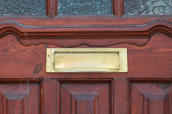ドアの文字を提供する伝統的な方法で古いレター ボックス — ストック写真