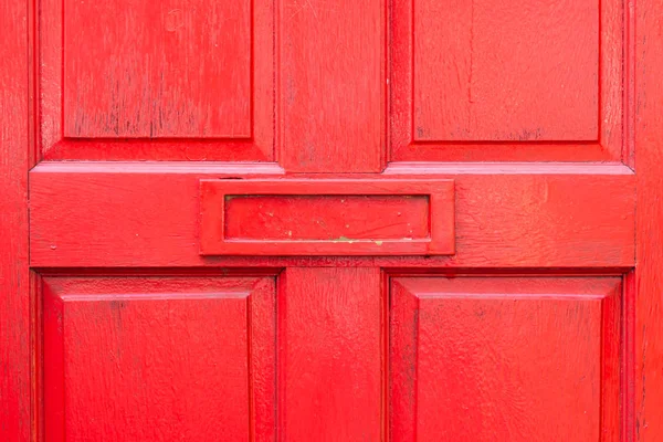 Alter Briefkasten in der Tür, traditionelle Briefzustellung — Stockfoto