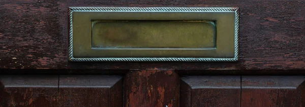 Caixa de correio velha na porta, maneira tradicional de entregar cartas — Fotografia de Stock