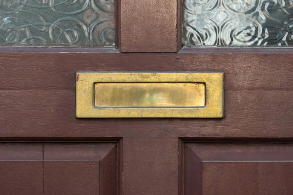 Caixa de correio velha na porta, maneira tradicional de entregar cartas — Fotografia de Stock