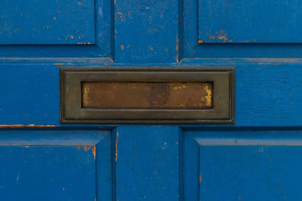 Vecchia cassetta delle lettere nella porta, modo tradizionale di consegnare le lettere — Foto Stock