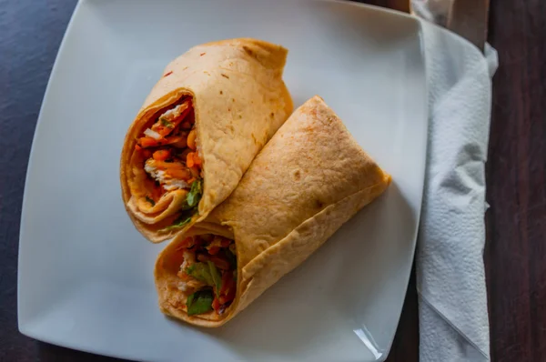 Chicken breast with piri piri sauce and lettuce in a chili torti — Stock Photo, Image