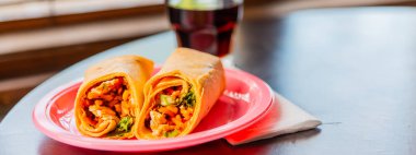 Bir biber torti piri piri sos ve marul ile tavuk göğsü