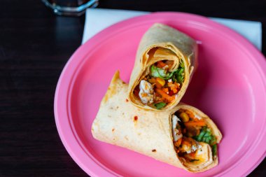 Bir biber torti piri piri sos ve marul ile tavuk göğsü