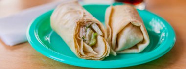 Bir glutensiz sezar sos ve marul ile Tavuk göğsü