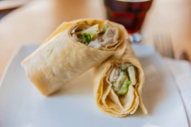 Bir glutensiz sezar sos ve marul ile Tavuk göğsü