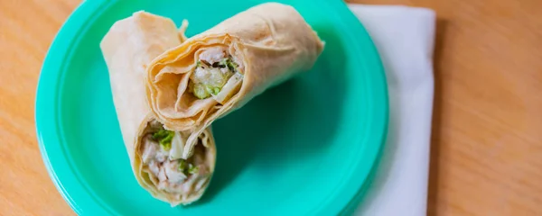 Poitrine de poulet avec vinaigrette césar et laitue sans gluten — Photo