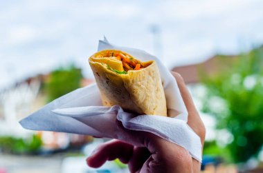 Bir biber torti piri piri sos ve marul ile tavuk göğsü