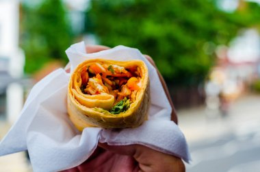 Bir biber torti piri piri sos ve marul ile tavuk göğsü