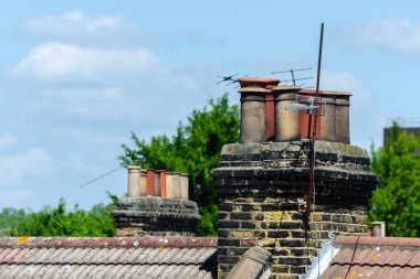 Londra binalarının çatılarında tipik İngiliz bacaları