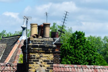 Londra binalarının çatılarında tipik İngiliz bacaları