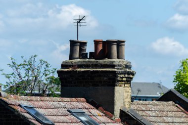 Londra binalarının çatılarında tipik İngiliz bacaları