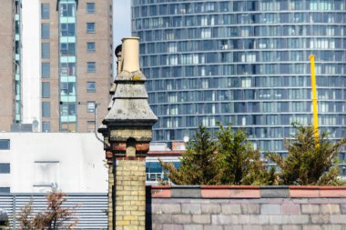 Londra binalarının çatılarında tipik İngiliz bacaları