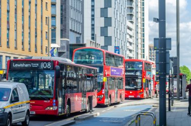 Londra, İngiltere - 21 Mayıs 2019 Kırmızı çift katlı otobüs aşağı sürüş