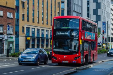 Londra, İngiltere - 21 Mayıs 2019 Kırmızı çift katlı otobüs aşağı sürüş