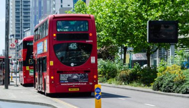 Londra, İngiltere - 21 Mayıs 2019 Kırmızı çift katlı otobüs aşağı sürüş