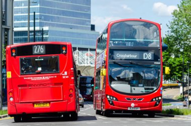 Londra, İngiltere - 21 Mayıs 2019 Kırmızı çift katlı otobüs aşağı sürüş