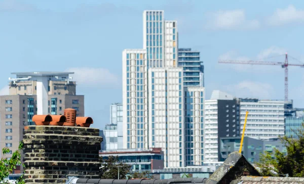 Cheminées typiquement anglaises sur les toits des bâtiments londoniens — Photo