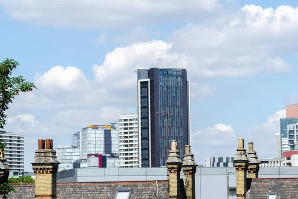 Typical English chimneys on the roofs of London buildings — Stock Photo, Image