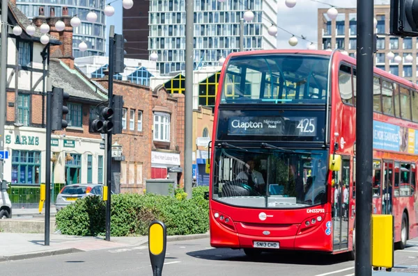 ЛОНДОН, Великобритания - 21 мая 2019 года Красный двухэтажный автобус — стоковое фото