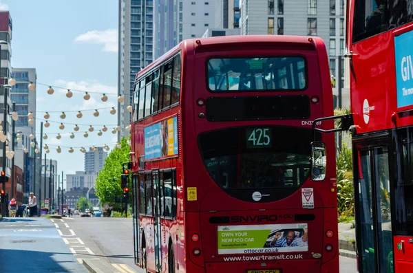 London, Storbritannien-21 maj 2019 röd dubbeldäckarbuss som kör ner — Stockfoto