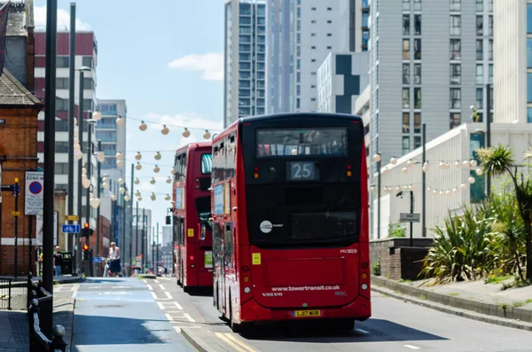 London, Storbritannien-21 maj 2019 röd dubbeldäckarbuss som kör ner — Stockfoto